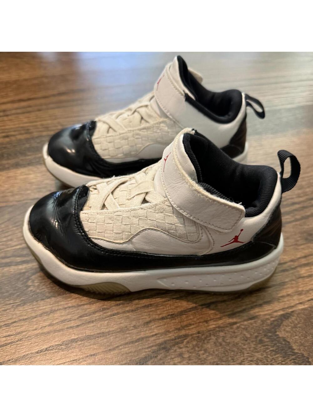 Jordan Max Aura 2 Authentic (WHITE/GYM RED-BLACK) Kids Size 12C